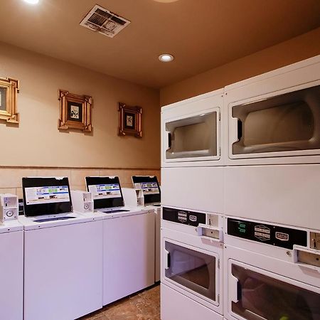 Oyo Pinewood Inn & Suites Silsbee ภายนอก รูปภาพ
