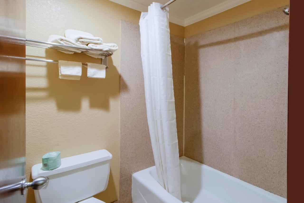 Oyo Pinewood Inn & Suites Silsbee ภายนอก รูปภาพ