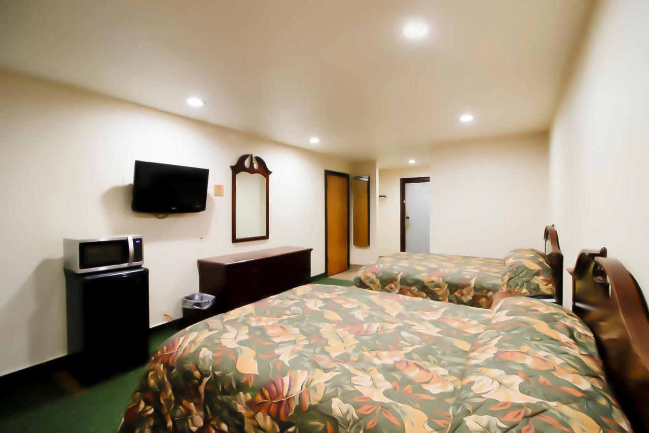 Oyo Pinewood Inn & Suites Silsbee ภายนอก รูปภาพ