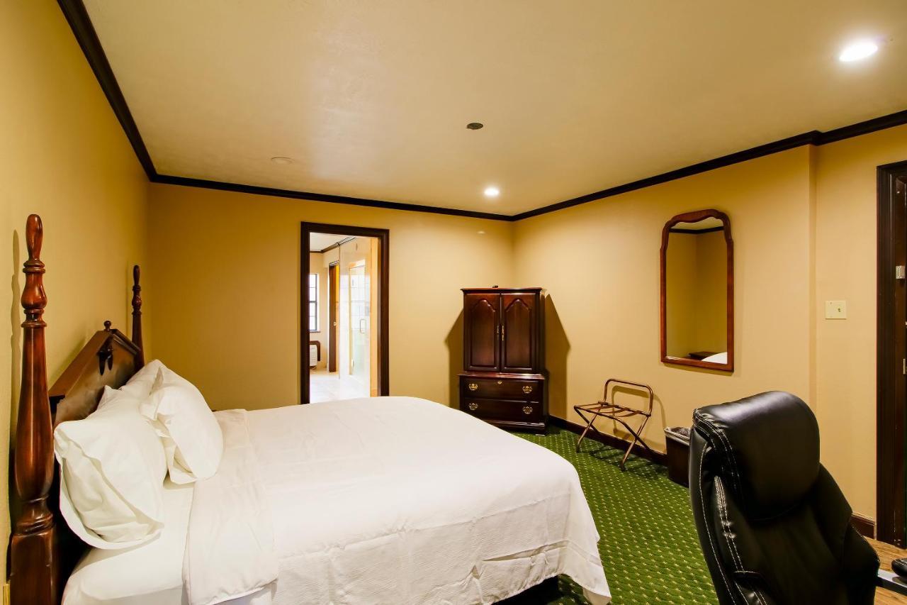 Oyo Pinewood Inn & Suites Silsbee ภายนอก รูปภาพ