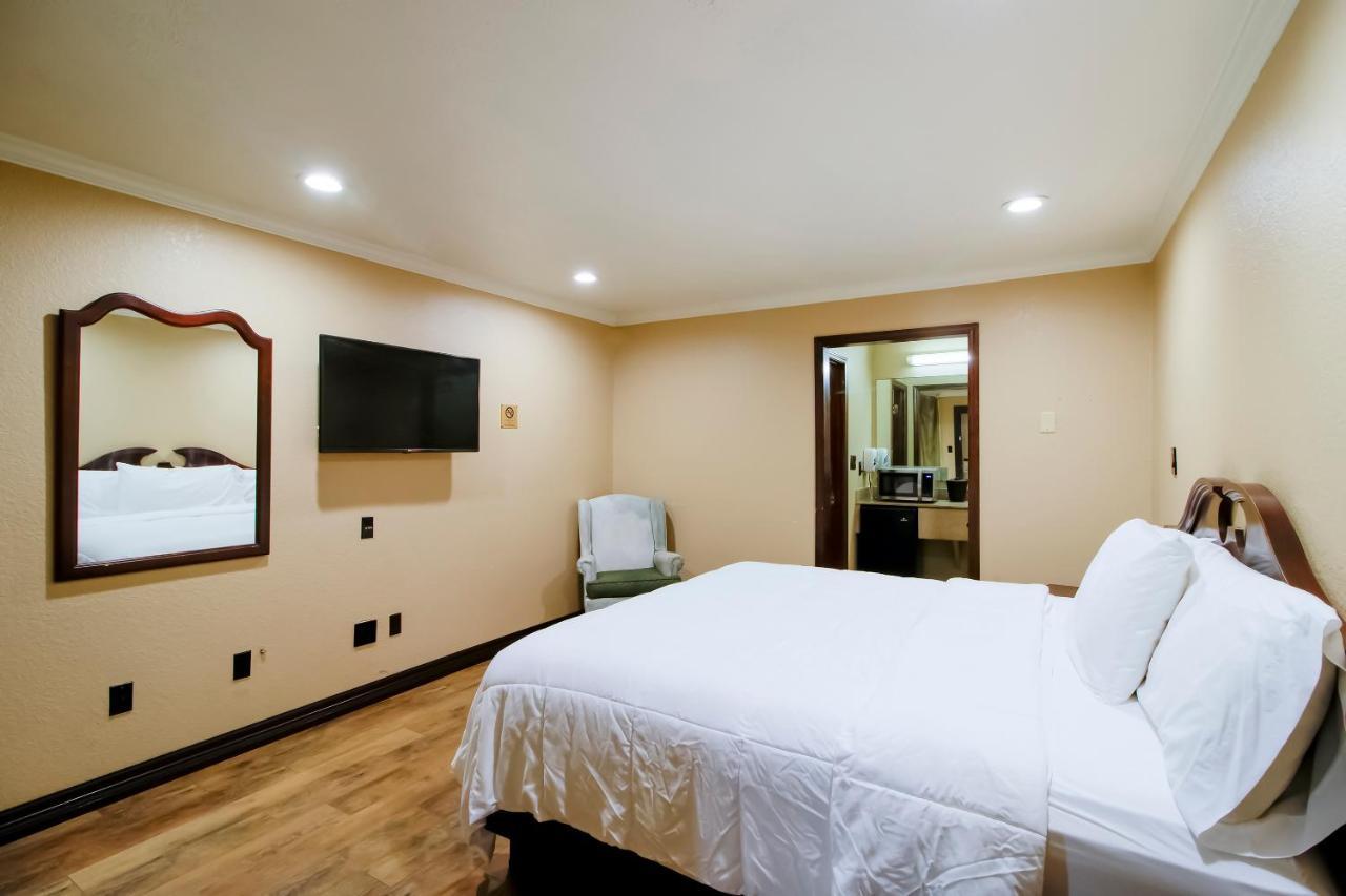 Oyo Pinewood Inn & Suites Silsbee ภายนอก รูปภาพ