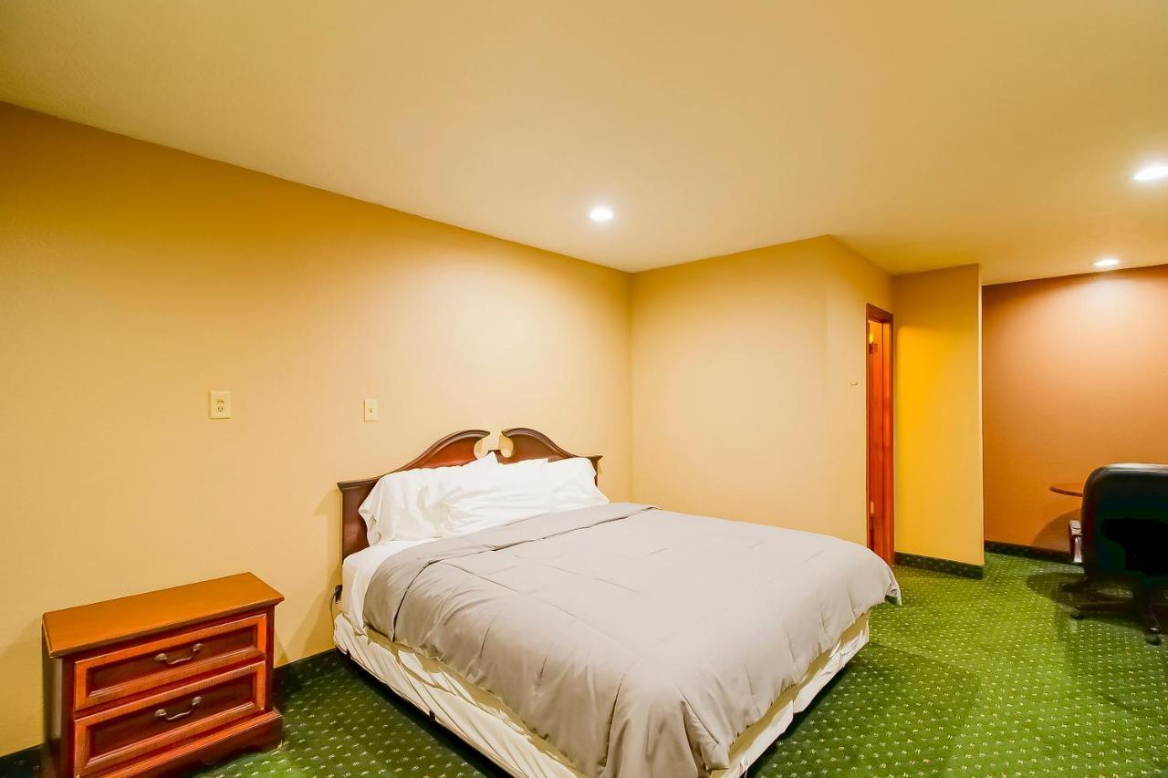 Oyo Pinewood Inn & Suites Silsbee ภายนอก รูปภาพ