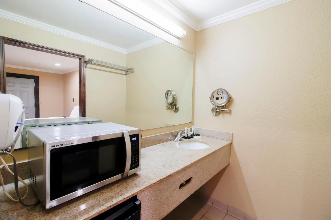 Oyo Pinewood Inn & Suites Silsbee ภายนอก รูปภาพ