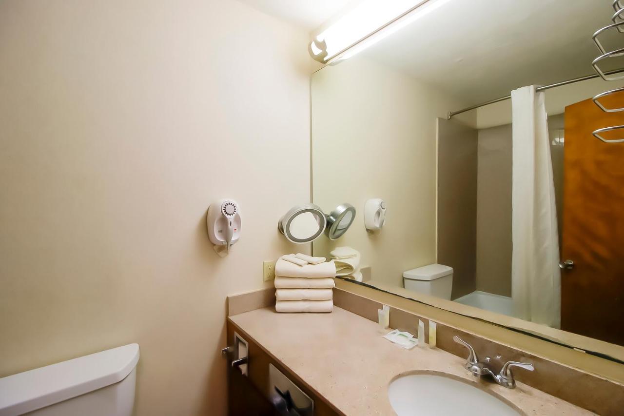 Oyo Pinewood Inn & Suites Silsbee ภายนอก รูปภาพ