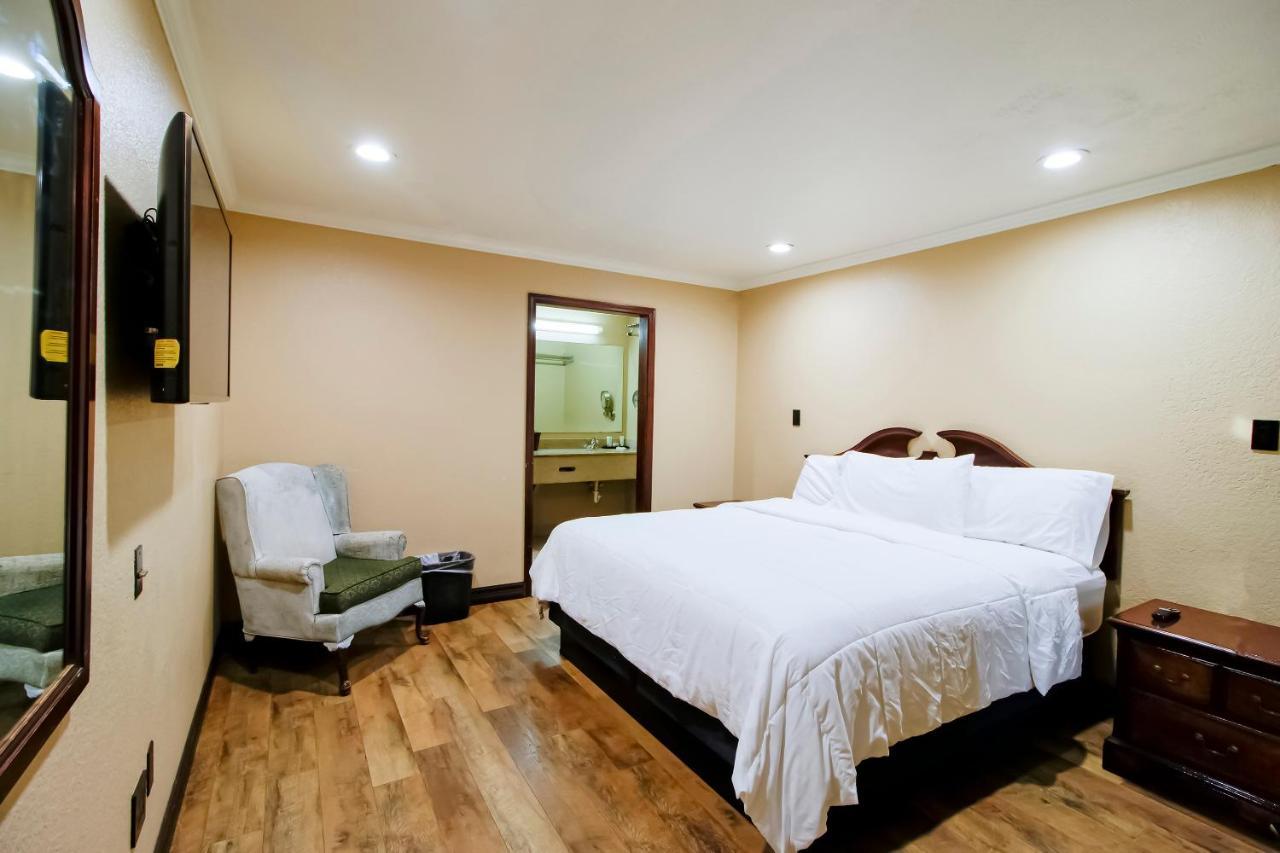 Oyo Pinewood Inn & Suites Silsbee ภายนอก รูปภาพ
