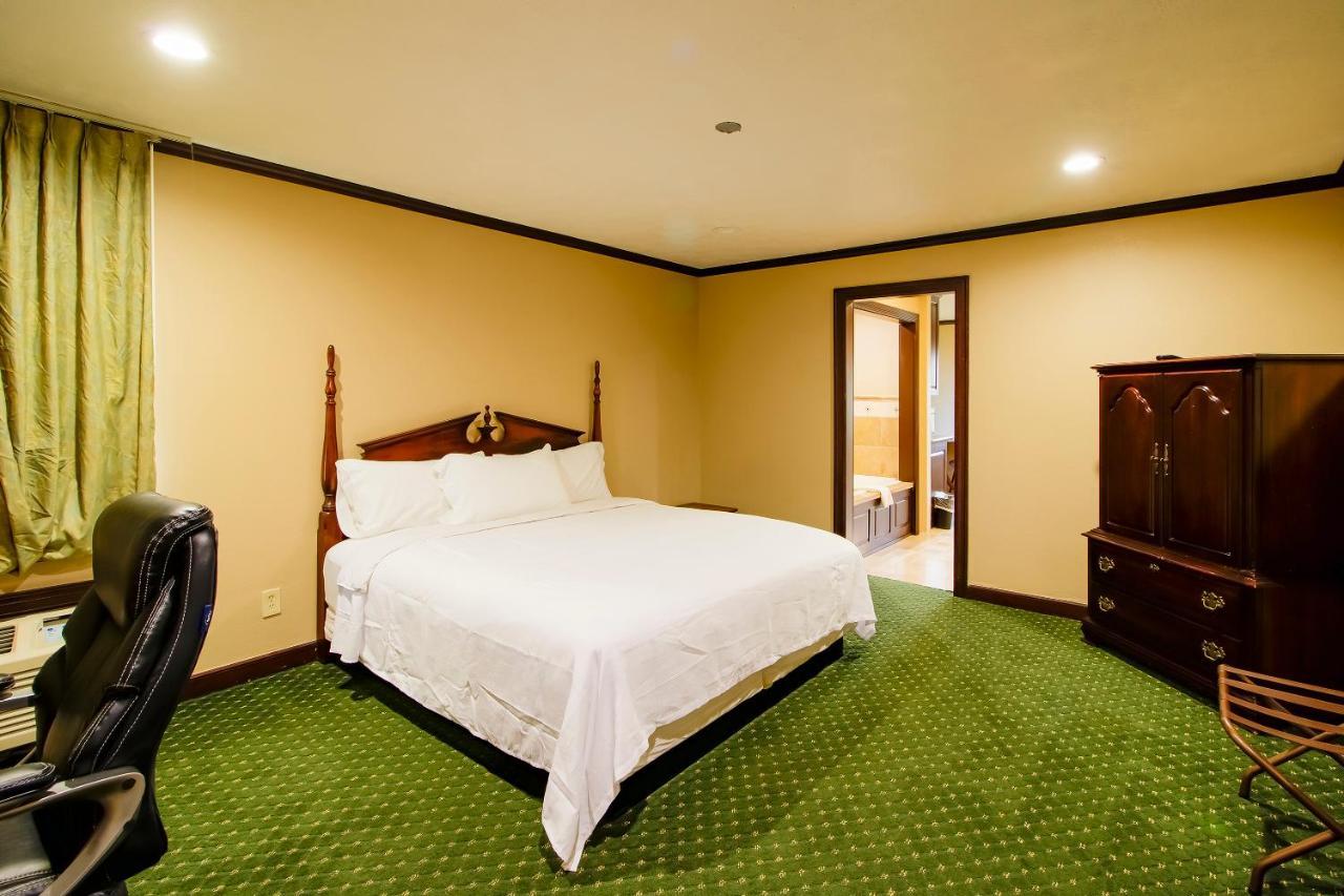 Oyo Pinewood Inn & Suites Silsbee ภายนอก รูปภาพ