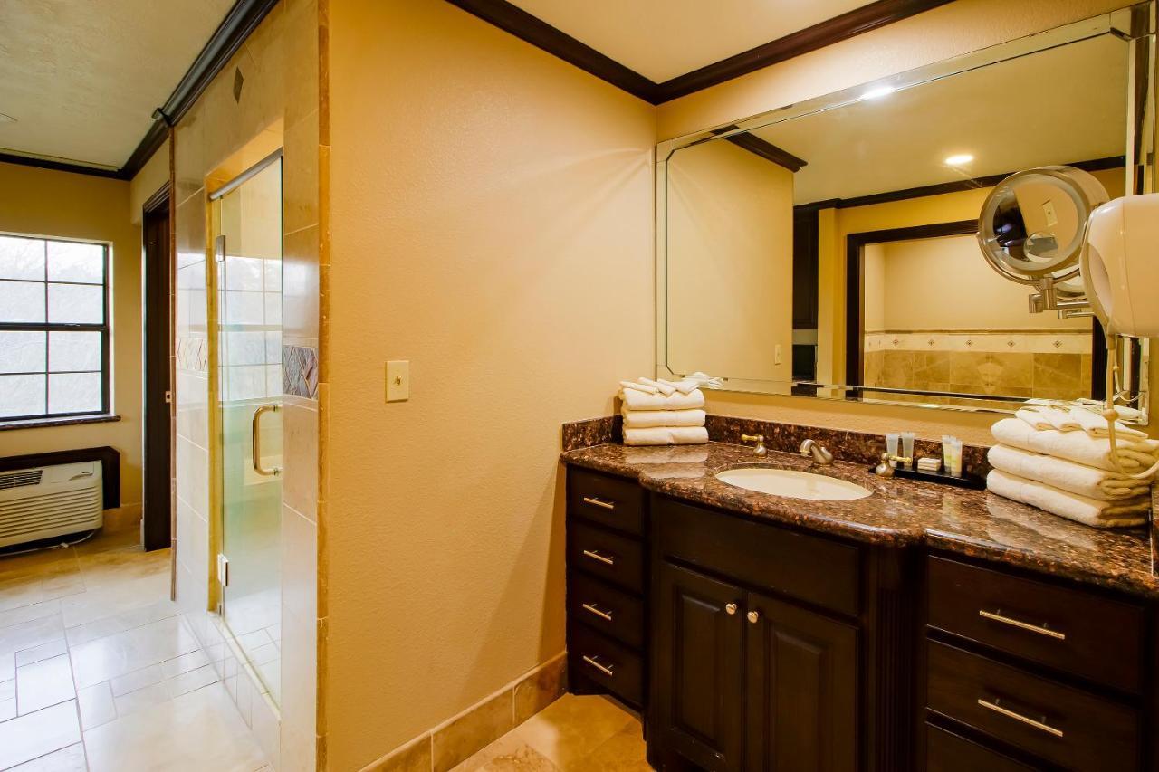 Oyo Pinewood Inn & Suites Silsbee ภายนอก รูปภาพ
