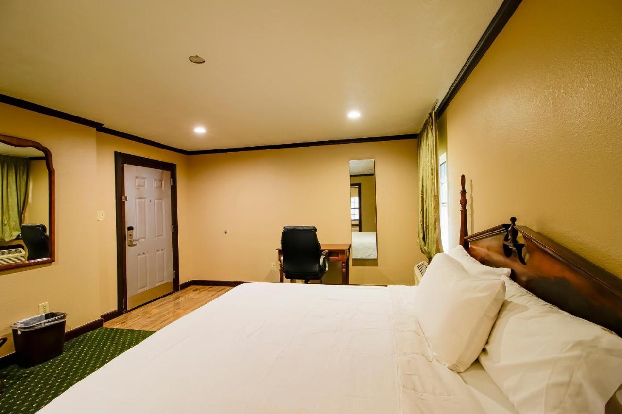 Oyo Pinewood Inn & Suites Silsbee ภายนอก รูปภาพ