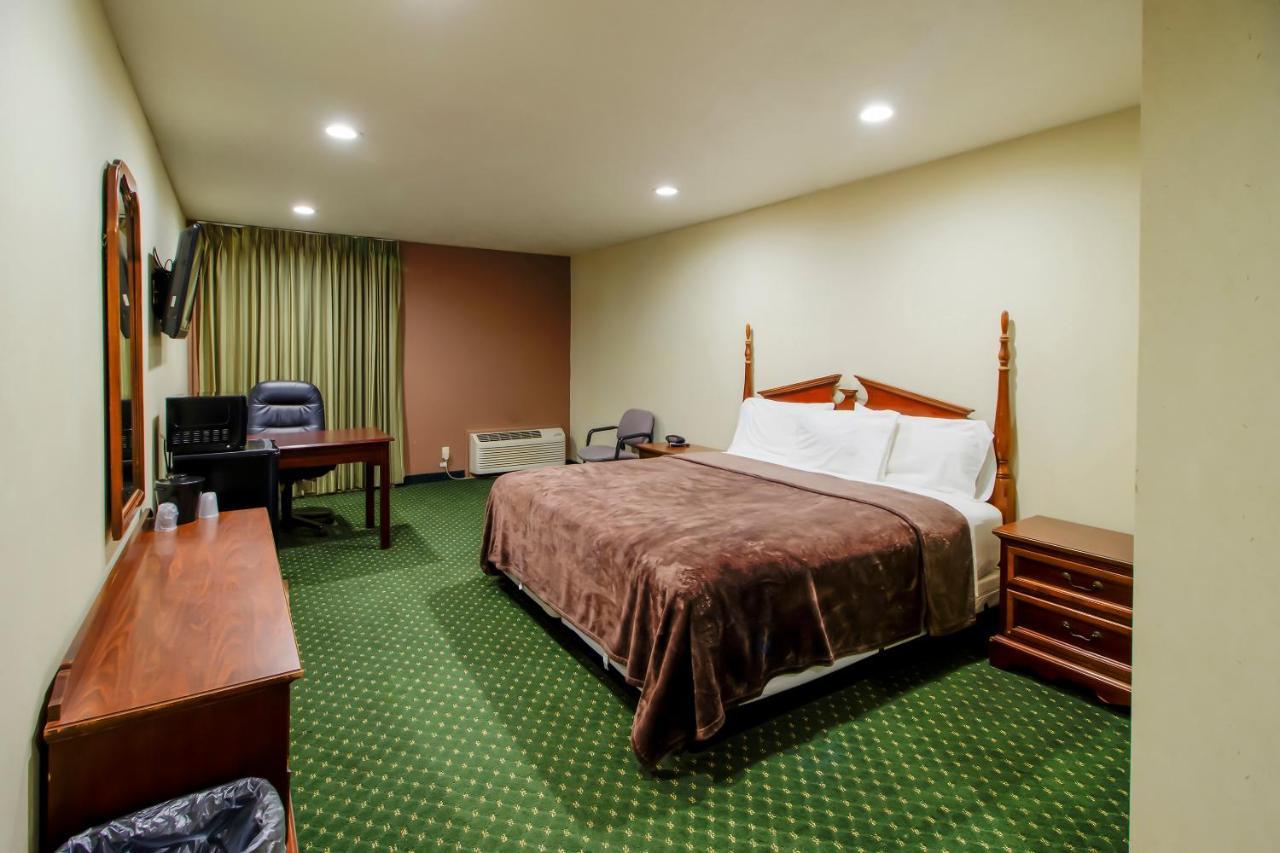 Oyo Pinewood Inn & Suites Silsbee ภายนอก รูปภาพ