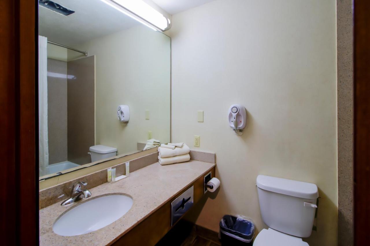 Oyo Pinewood Inn & Suites Silsbee ภายนอก รูปภาพ