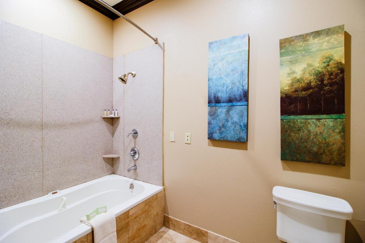 Oyo Pinewood Inn & Suites Silsbee ภายนอก รูปภาพ