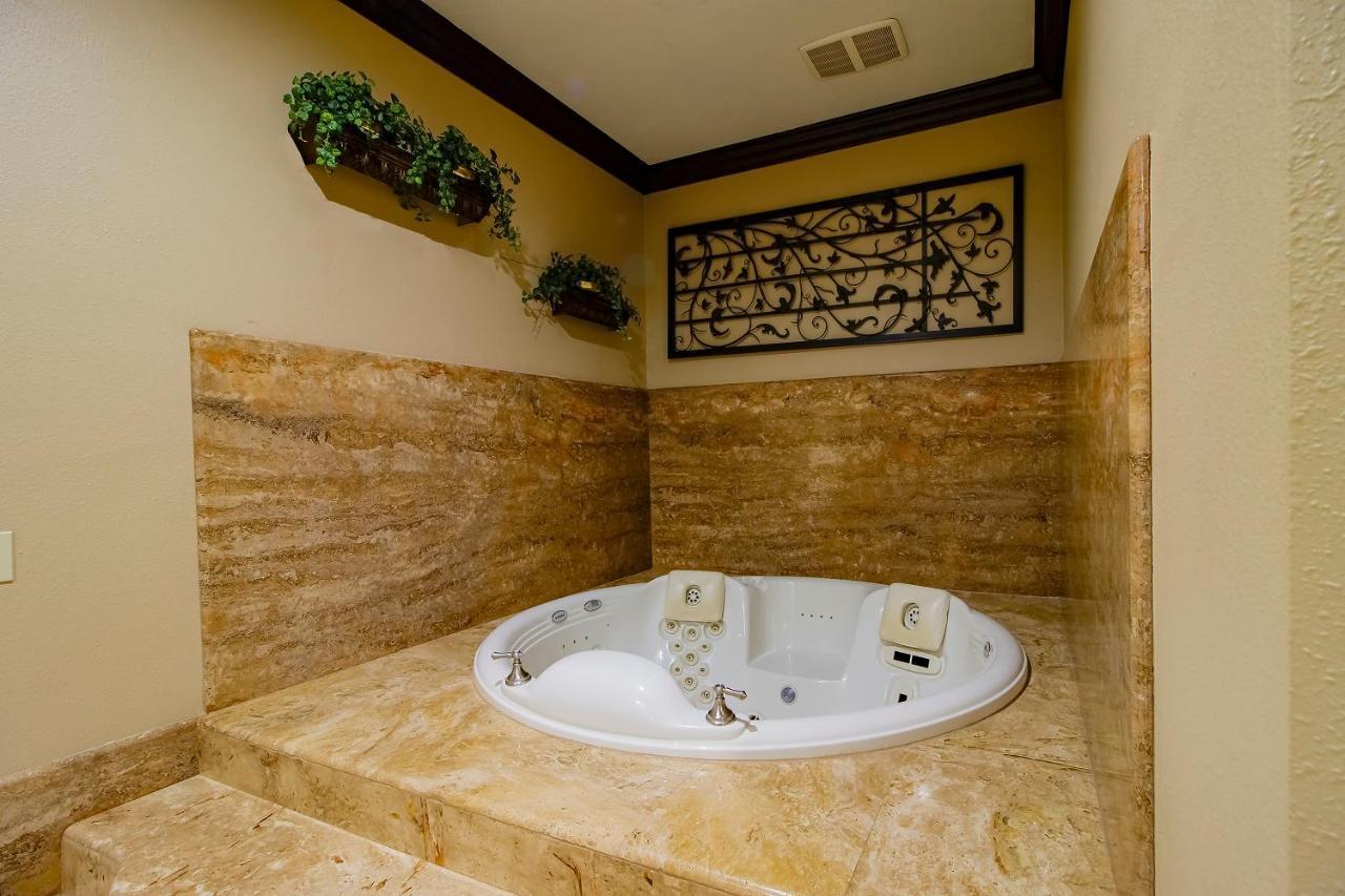 Oyo Pinewood Inn & Suites Silsbee ภายนอก รูปภาพ